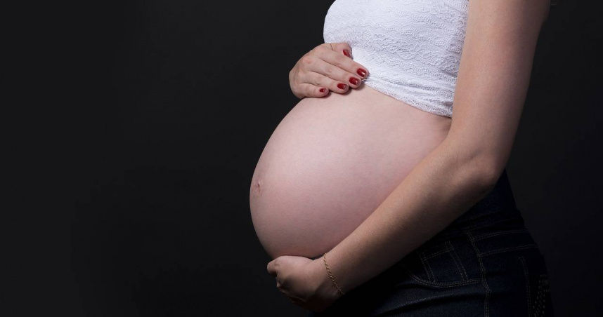 她先天雙重陰道、子宮、子宮頸　竟奇蹟成功懷孕生下女兒
