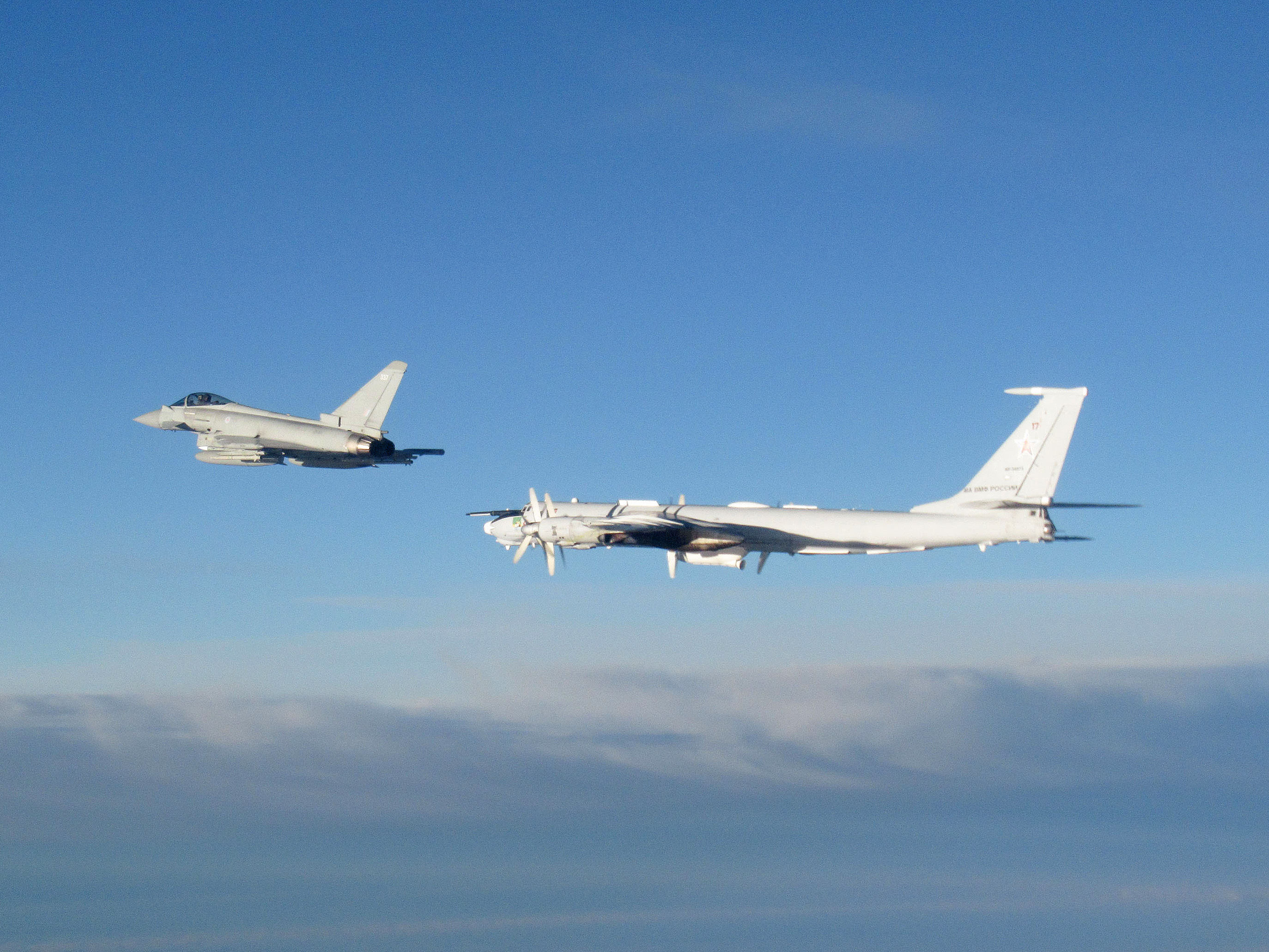 ▲英國空軍颱風戰機升空攔截俄轟炸機。（圖／翻攝英國國防部）