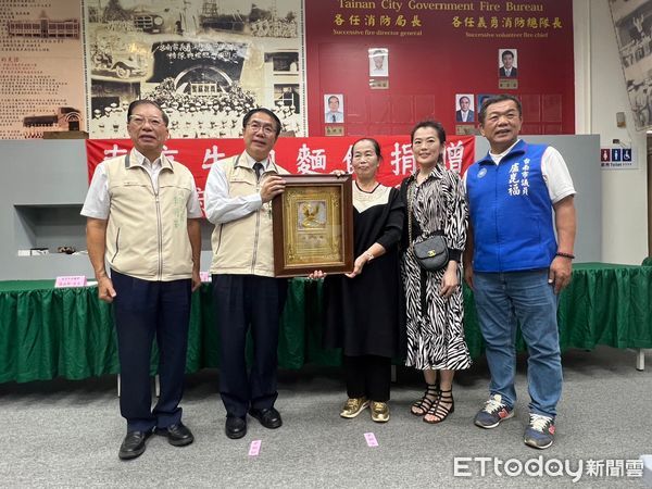 ▲台南美食名店「南京牛肉麵館」捐贈台南市消防局災情勘查車3輛，由老闆娘孫陳碧鳳女士及其女兒孫函郁小姐代表捐贈，由市長黃偉哲代表受贈並回贈感謝獎牌。（圖／記者林東良翻攝，下同）