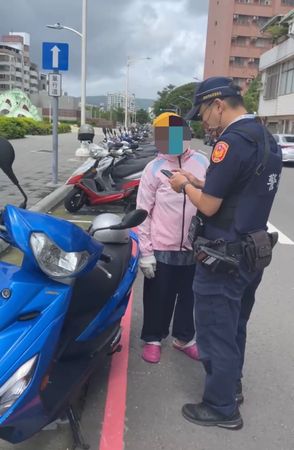 ▲▼9秒就有5騎士違規騎人行道...在台外國人轉貼影片無奈「這就是高雄」。（圖／翻攝自Foreigners in Taiwan 外國人在台灣FB粉絲專頁）