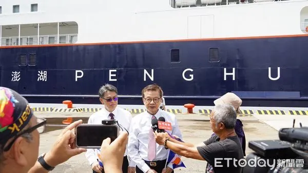 ▲台航董事長劉文慶在澎湖輪前接受媒體訪問。（圖／台航提供）