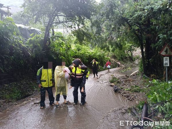 ▲仁愛勇警於卡努風災期間即刻救援受困長者。（圖／記者高堂堯翻攝，下同）