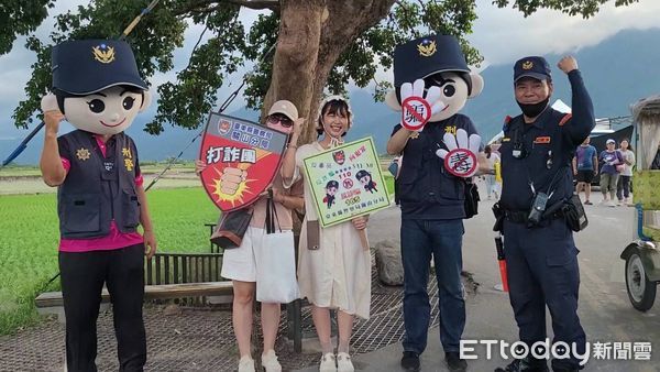 ▲最美星空活動池上場，關山警察分局派出「識詐交安宣導團」於現場實施宣導，另派出最萌「警察大頭娃娃」在奉茶樹前與民眾合影。（圖／記者楊漢聲翻攝）