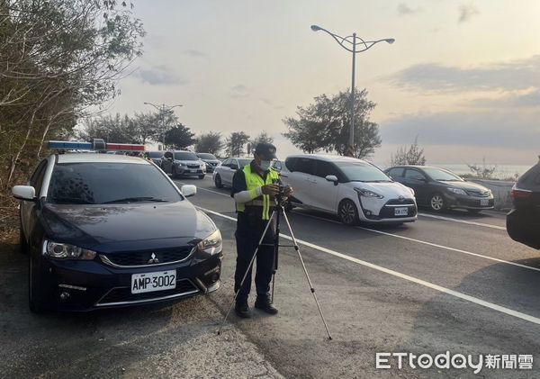 ▲枋寮警方針對佔用機慢車道用路人開單告發             。（圖／記者陳崑福翻攝）