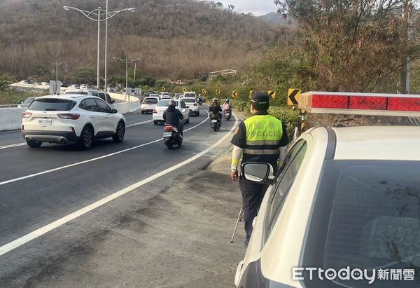 ▲枋寮警方針對佔用機慢車道用路人開單告發             。（圖／記者陳崑福翻攝）