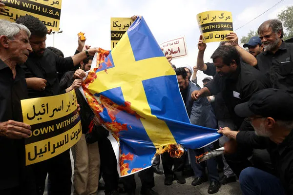 ▲▼伊朗穆斯林抗議瑞典境內發生的焚燒可蘭經事件。（圖／路透）
