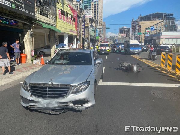 ▲楊女駕駛自小客闖紅燈，並衝撞直行機車。（圖／記者楊熾興翻攝）