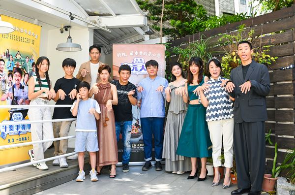 ▲《百味小廚神》導演李權洋（中）率一、二季演員蔡安妍（左起）、阮柏皓、林澤凱、張城熙、于子育、郭子乾、江宜蓉、何思靜、海裕芬、黃冠智出席首播茶敘 。（圖／紅衣小女孩股份有限公司提供）