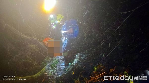 ▲▼快訊／北霞山女登山客「滑落20公尺深邊坡」　警消出動9車18人救援。（圖／記者翁伊森翻攝）