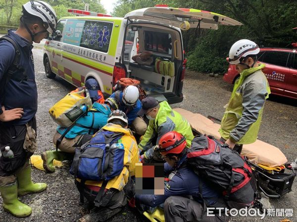 ▲▼快訊／北霞山女登山客「滑落20公尺深邊坡」　警消出動9車18人救援。（圖／記者翁伊森翻攝）