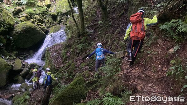 ▲▼快訊／北霞山女登山客「滑落20公尺深邊坡」　警消出動9車18人救援。（圖／記者翁伊森翻攝）