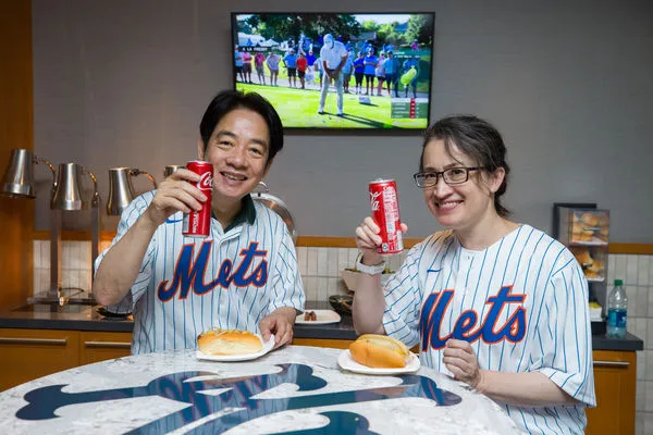 ▲▼在蕭美琴釋出跟賴清德在球場「背影合照」後，引起眾多支持者喊「賴蕭配」，而總統府晚間也釋出多張兩人「正面合照」。（圖／總統府提供）