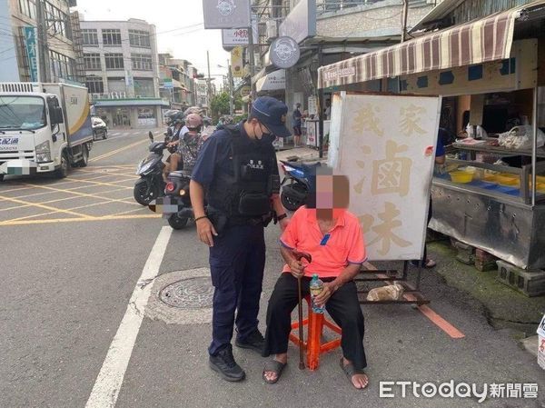 ▲東港警分局東濱派出所警員何忠洲、羅元笙送葉姓長者返家            。（圖／記者陳崑福翻攝）