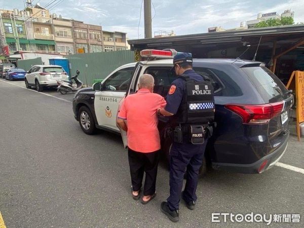 ▲東港警分局東濱派出所警員何忠洲、羅元笙送葉姓長者返家            。（圖／記者陳崑福翻攝）