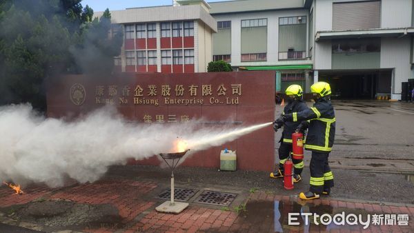 ▲台南在地績優企業康那香公司，積極參與台南市消防局第三大隊將軍分隊推動的企業義消計畫，將企業內的員工培訓成消防種子教官，提高企業內部的防災能力。（圖／記者林東良翻攝，下同）