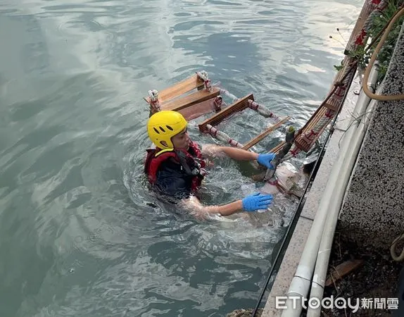 ▲台南市安平區台南運望月橋水域，15日上午驚傳有人溺水，消防人員打撈上岸，女子已死亡多時。（圖／民眾提供，下同）