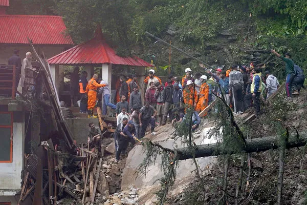 ▲▼印度西姆拉（Shimla）一座神廟14日上午被土石流沖垮。（圖／路透）