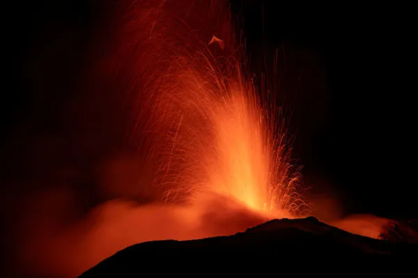 ▲▼義大利埃特納火山（Mount Etna）又噴發，卡塔尼亞機場宣布航班停飛。（圖／路透）