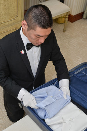 ▲漢來飯店訓練有素管家幫客人整理行李。（圖／漢來大飯店提供）