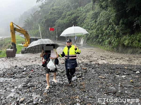 ▲仁愛警方於卡努風災期間成功救援受困明隧道內的香港遊客一家五口。（圖／記者高堂堯翻攝，下同）