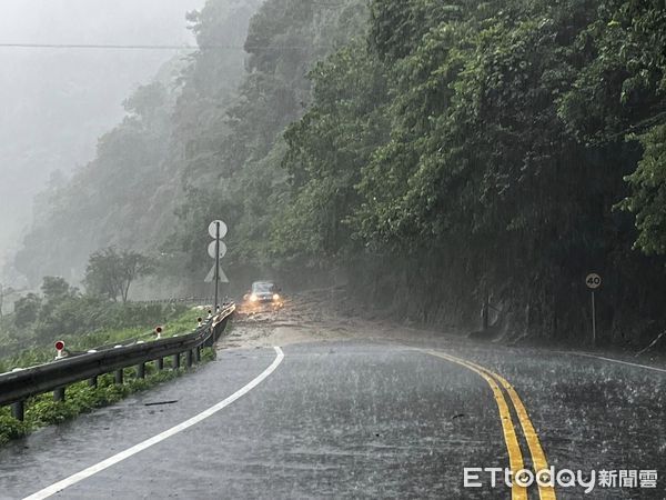 ▲仁愛警方於卡努風災期間陸續成功救援受困的香港和新加坡籍遊客。（圖／記者高堂堯翻攝）