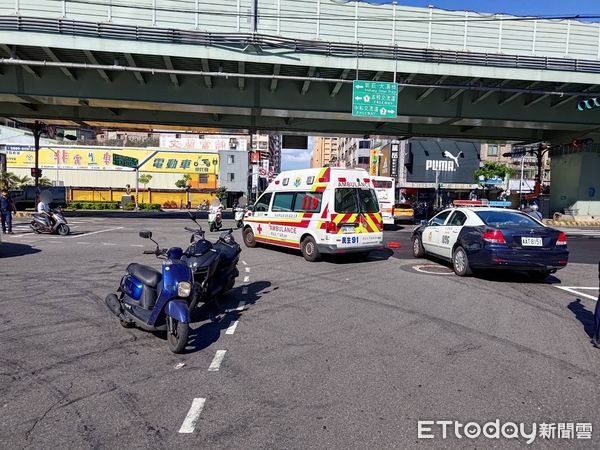 ▲▼台北客運公車擦撞2機車騎士，造成其中一名女騎士多處擦挫傷             。（圖／記者陳以昇翻攝）