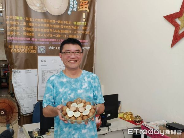 ▲台南安平區一家茶葉店負責人陳建燁，研發出自家茶葉蛋，是將蛋白與蛋黃混合成一體，看不到蛋黃確能吃到蛋黃的營養，獲得「混和蛋」結構的新型專利。（圖／記者林東良翻攝，下同）