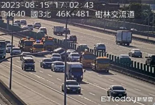 ▲▼08/15,16:57國3北向46.5K,5小客追撞佔用內2線事故,回堵2公里,請用路人小心駕駛 。（圖／國道監視器）