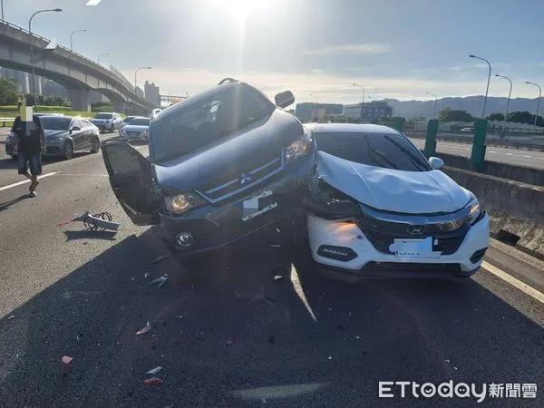 ▲▼國3北上5車連環撞，2車撞到交疊             。（圖／記者陳以昇翻攝）