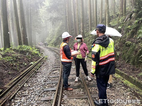 ▲▼有82位民眾闖入阿里山林鐵軌道，被警方勸阻還問「不能走為什麼沒通知」。（圖／記者翁伊森翻攝）