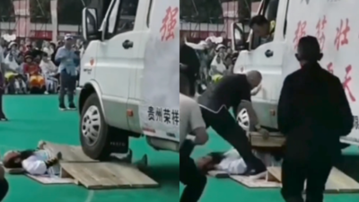 中國氣功大師表演「被車輾身」！車輪壓過他不動了　眾弟子急衝上前救他