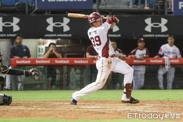 ▲樂天桃猿林立。（圖／記者林敬旻攝）