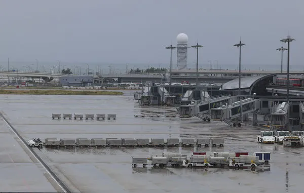 ▲▼日本關西機場受到颱風蘭恩影響，導致航班取消、延後。（圖／達志影像／美聯社）