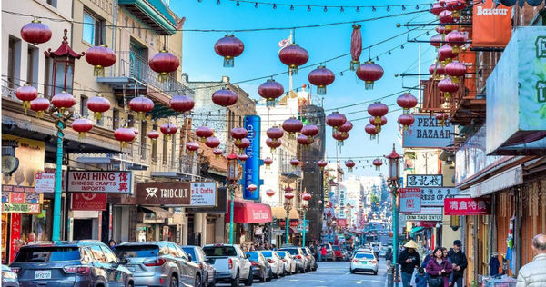 檢警發現詐騙集團轉進北美，鎖定華人行騙。圖為美國舊金山唐人街。（圖／123RF）