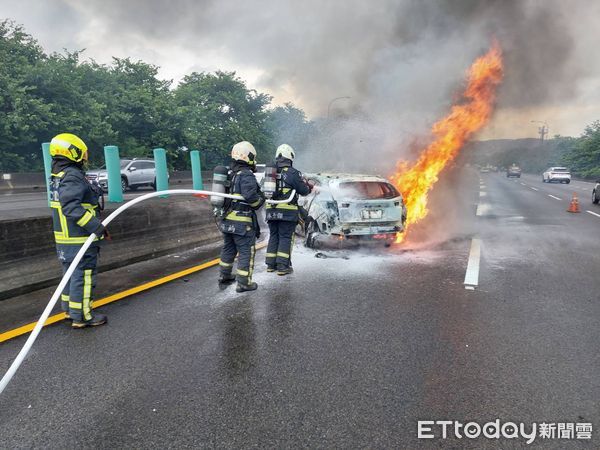 ▲▼             國1北向158.1公里處泰安路段今(16)日上午9時27分發生火燒車。（圖／記者鄧木卿翻攝）