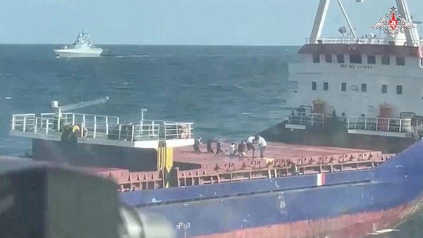 ▲▼俄國海軍在黑海攔截懸掛帛琉國旗的貨船克魯歐坎號（Sukru Okan vessel）。（圖／路透）