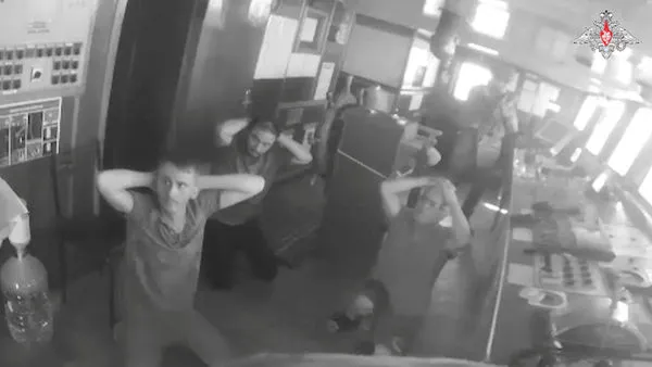 ▲▼俄國海軍在黑海攔截懸掛帛琉國旗的貨船克魯歐坎號（Sukru Okan vessel）。（圖／路透）