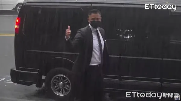 ▲▼         陳建州暴雨中鞠躬比讚    。（圖／記者陳煥丞攝）