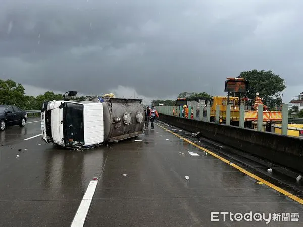 ▲國道1號南下339公里，16日上午發生1部槽車疑爆胎打滑撞上中央分隔翻覆，物品噴到北上內側車道，影響北側內側車道。（圖／民眾提供，下同）