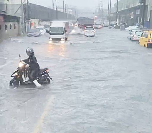 ▲桃園市今天上午因低壓帶影響帶來強降雨，蘆竹南工路一帶淹水逾尺，機車騎士發現水深過膝趕緊掉頭離去。（圖／翻攝自記者爆料網）