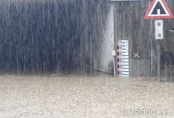 ▲桃園市今天上午因低壓帶影響帶來強降雨，大園區中正東路一段840巷涵洞淹水逾1米深。。（圖／記者沈繼昌翻攝）