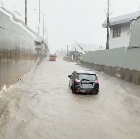 ▲桃園市今天上午因低壓帶影響帶來強降雨，觀音區台61線平面道路有車輛疑似拋錨。（圖／翻攝自臉書《我是觀音人》）