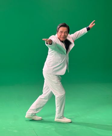 ▲藝人雷洪76歲拍骨骼保健食品廣告，一整天又是打拳又是跳舞，展現驚人體力。（圖／民視提供）
