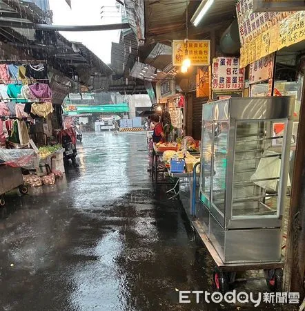 ▲▼包子饅頭店傳意外，員工左手捲入壓麵機，3指撕裂變形骨折。（圖／記者戴上容翻攝）