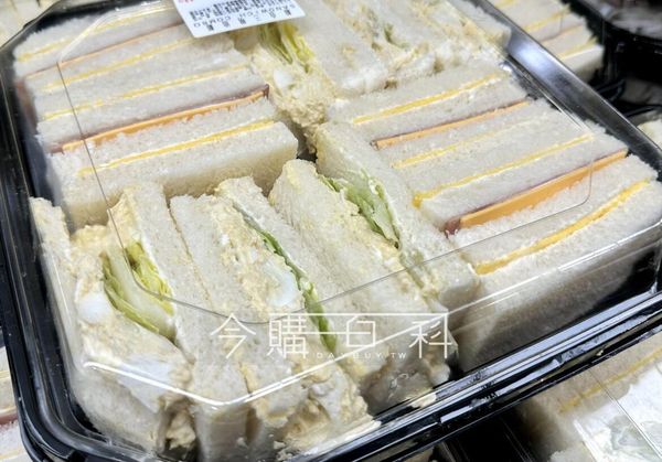 好市多推出夏日輕食「綜合三明治組」一盒299元。（翻攝自臉書社團Costco好市多 商品經驗老實說）