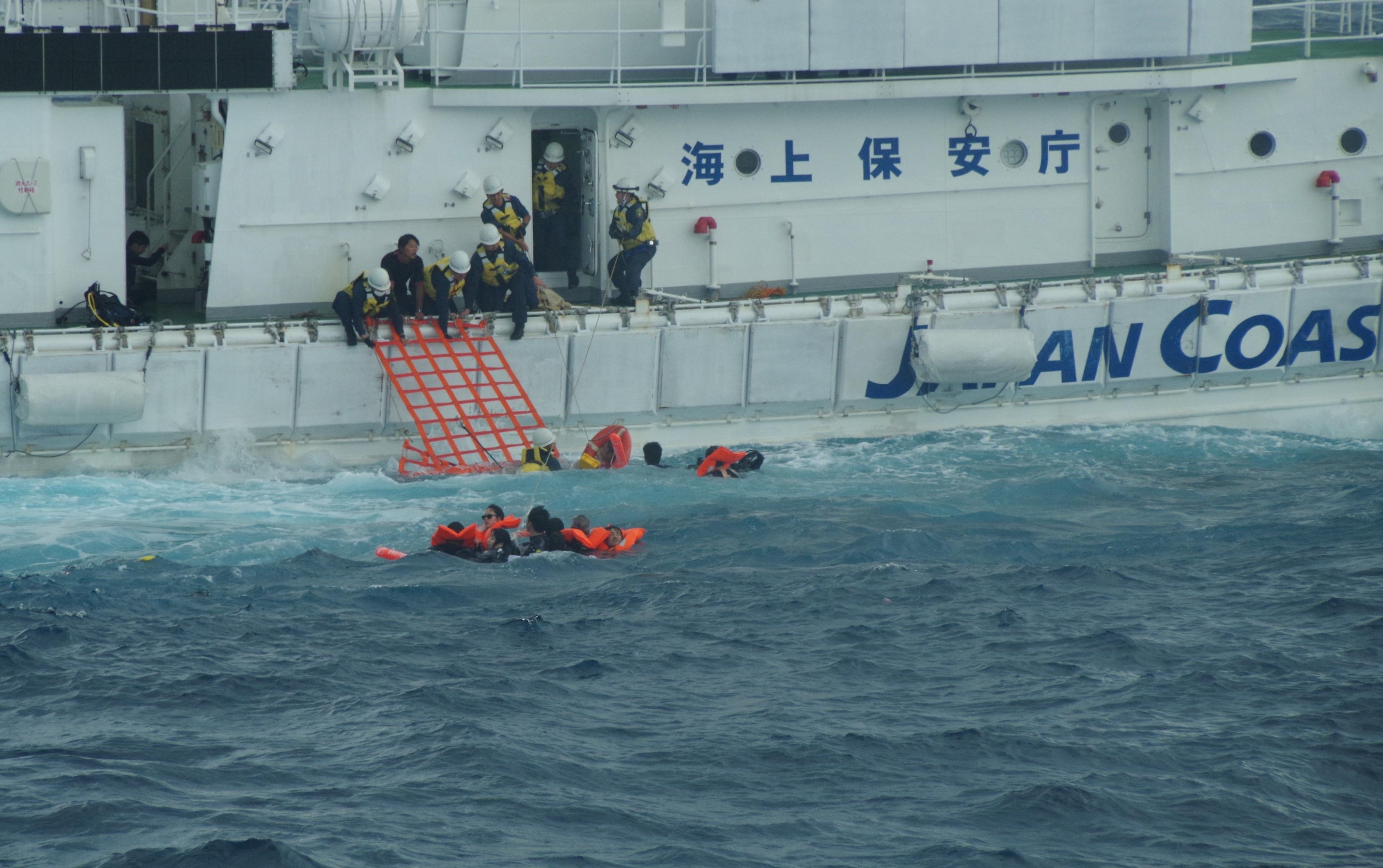 ▲▼沖繩下地島潛水船翻覆！20人落海　出動5巡視船救援。（圖／第十一管区海上保安本部）