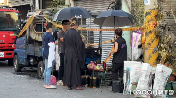 ▲雲林逆子縱火奪3命，家屬重回現場招魂。（圖／記者蔡佩旻翻攝，下同）