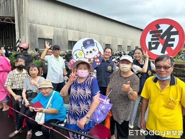 ▲▼  食品大賣場中元節大放送 嘉市警大白熊現身反詐  。（圖／嘉義市警局提供）