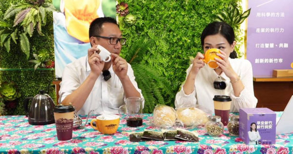 高虹安稱自己不喝咖啡，被網友挖出其過往直播質疑，業者還原當真相嘆被斷章取義。（圖／翻攝自高虹安臉書直播）