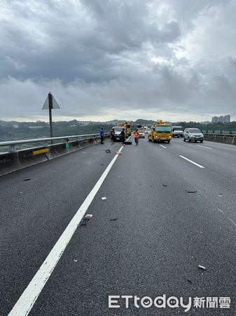 ▲▼       國三90.7k拖車司機遭撞飛      。（圖／記者陳凱力翻攝）